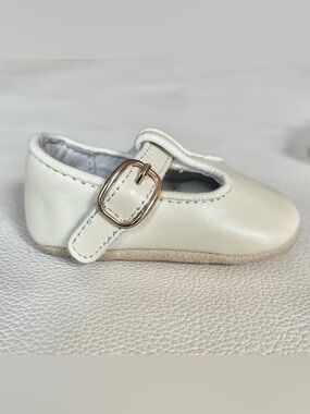 L’amour Evie Napa Leather Girls T-Strap Mary Jane Crib Shoe (Infant)